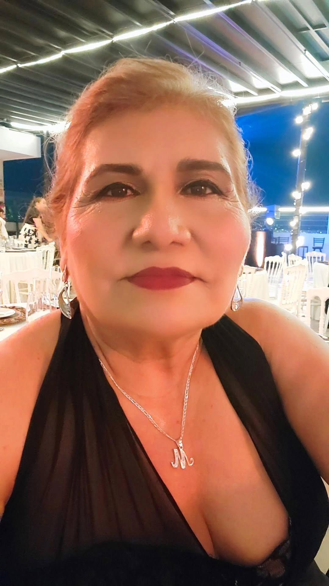 Retrato de Magali en vestido negro