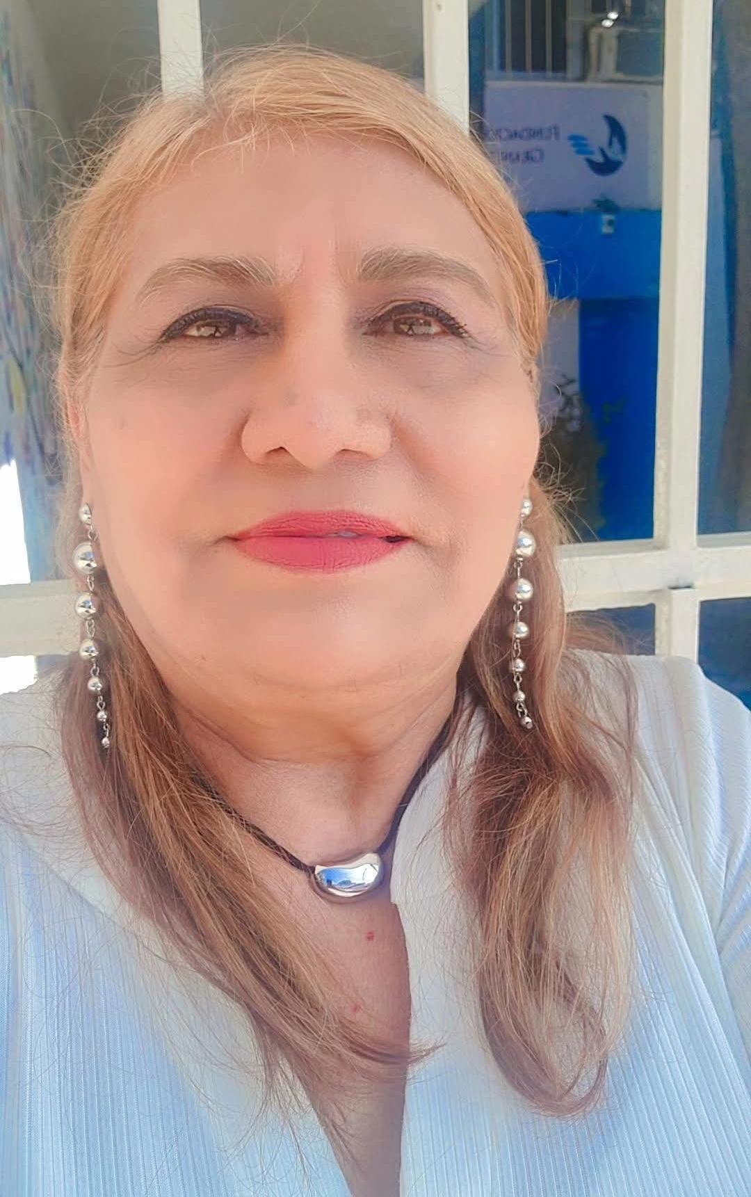 Retrato de Magali Palacios con blusa blanca